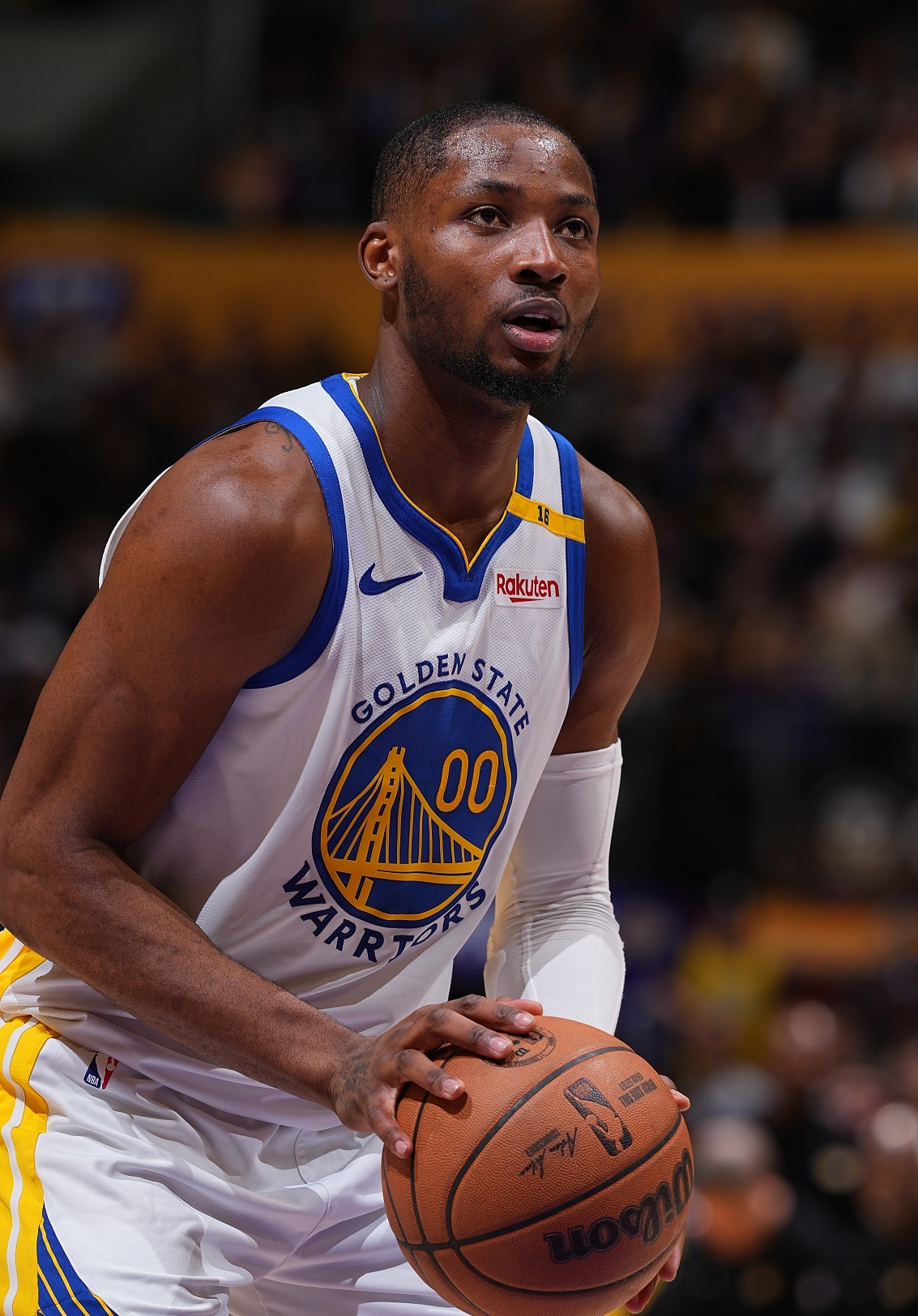 九州娱乐平台-勇士连胜势头不减，稳居西部榜首(勇士能否保持阵容的完整性 打造又一个王朝?)