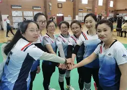 包含比赛赛场全力拼搏，球队团结一心冲向胜利的词条